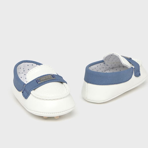 Scarpe MAYORAL modello mocassino da neonato bianco e blu chiaro 16