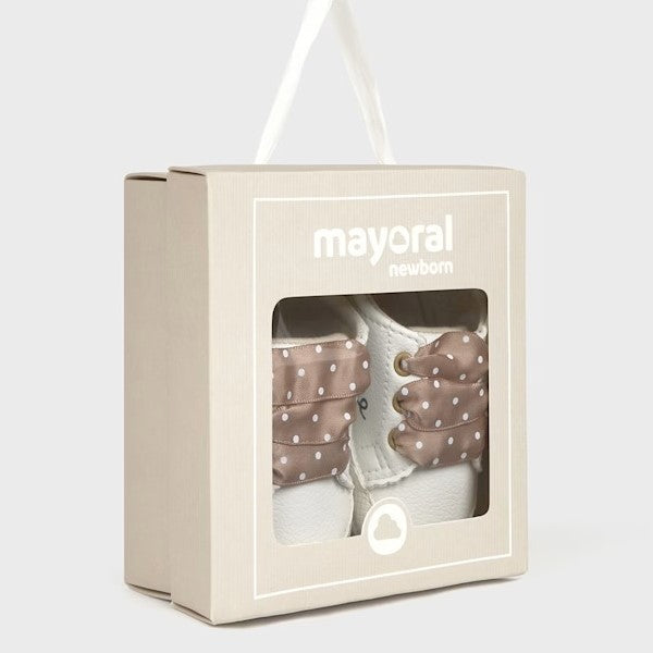 Scarpe MAYORAL da neonata con orsetto bianca con lacci a pois beige 16 - 19