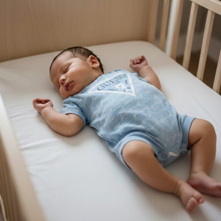 Pagliaccetto GUESS azzurro con maxilogo dotato di scatola regalo 0mesi / 6 mesi