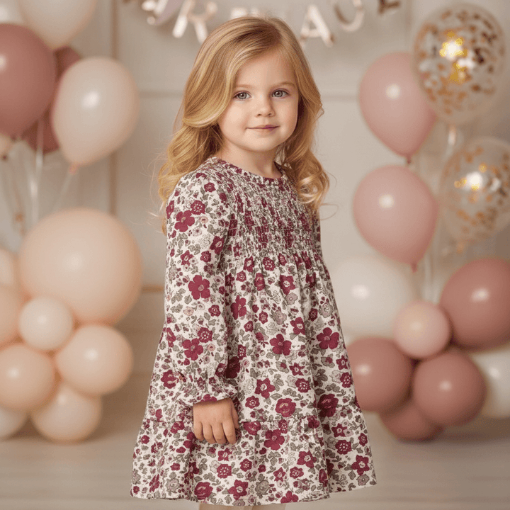 Abito floreale con bambina bionda in contesto festa elegante