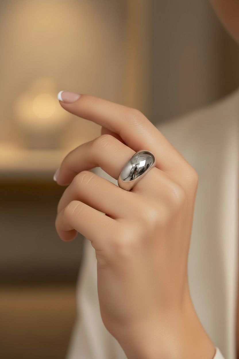 Anello Laura color Argento modello bombato in acciaio inossidabile . waterproof