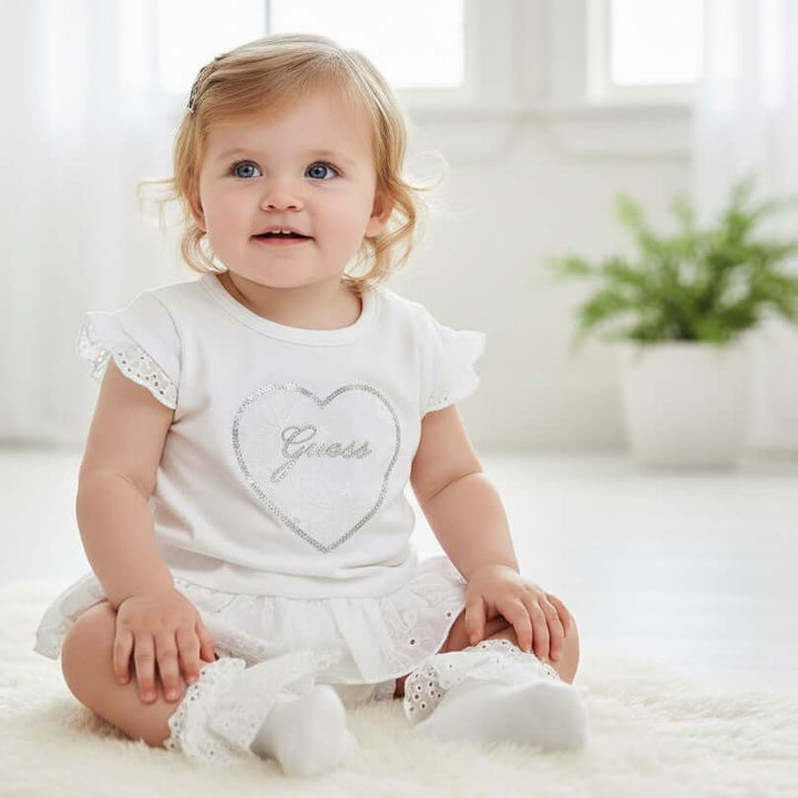 Completo GUESS T-shirt , pantaloncino e calzini con scatola regalo 3 mesi - 12 mesi