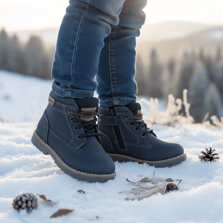 Bambino con scarpe MAYORAL blu