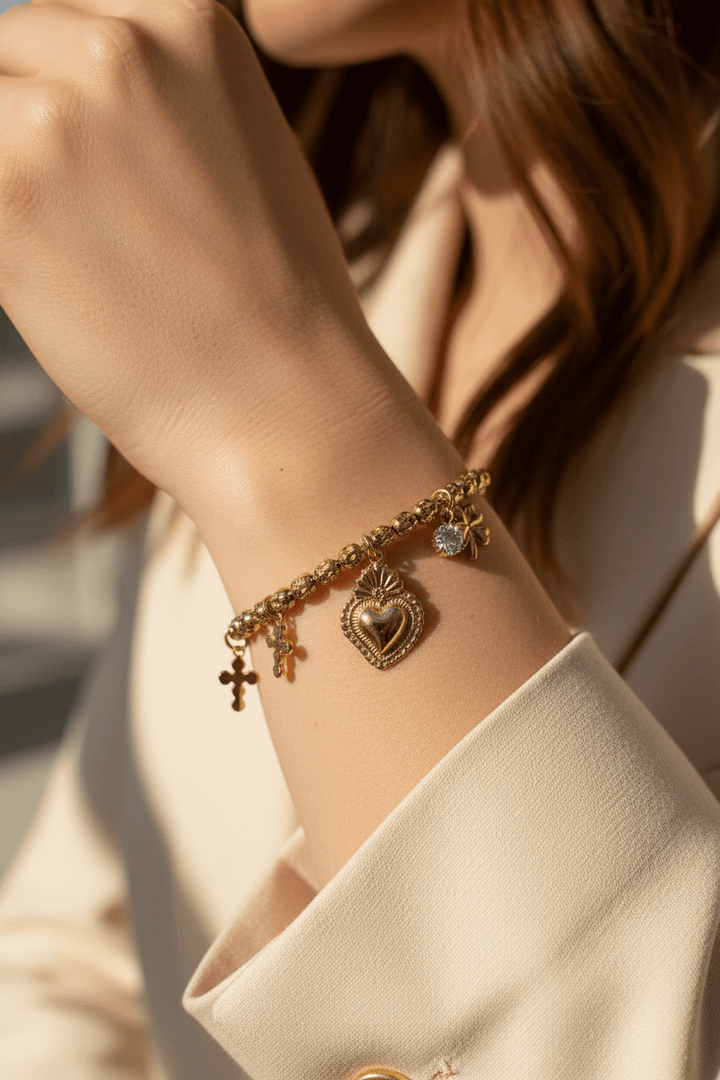Bracciale charm dorato indossato