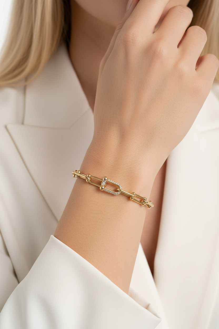 Bracciale dorato indossato