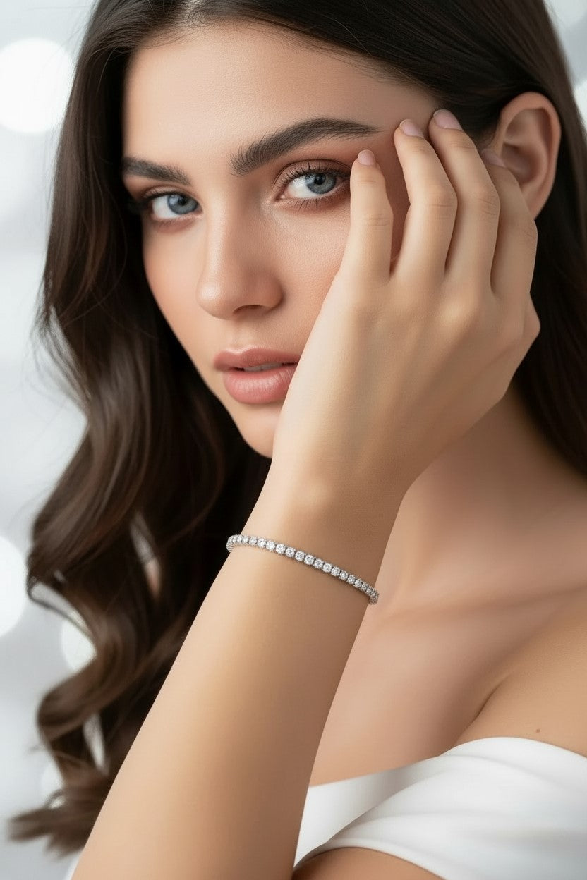 Silver colored tennis bracelet with transparent stones in stainless steel. Can be combined with the necklace