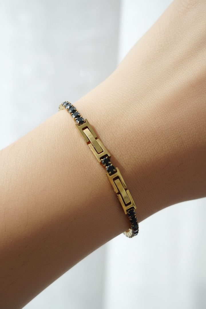Pulseira tênis dourada com pedras pretas em aço inoxidável. Pode ser combinado com o colar