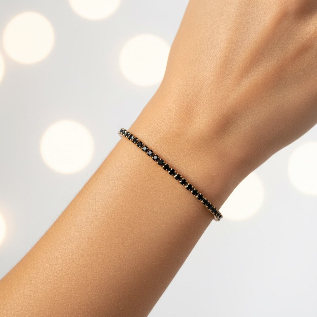Pulseira tênis dourada com pedras pretas em aço inoxidável. Pode ser combinado com o colar