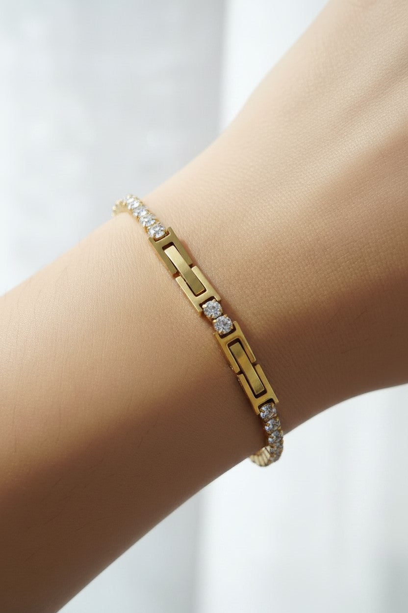 Pulseira tênis dourada com pedras transparentes em aço inoxidável. Pode ser combinado com o colar