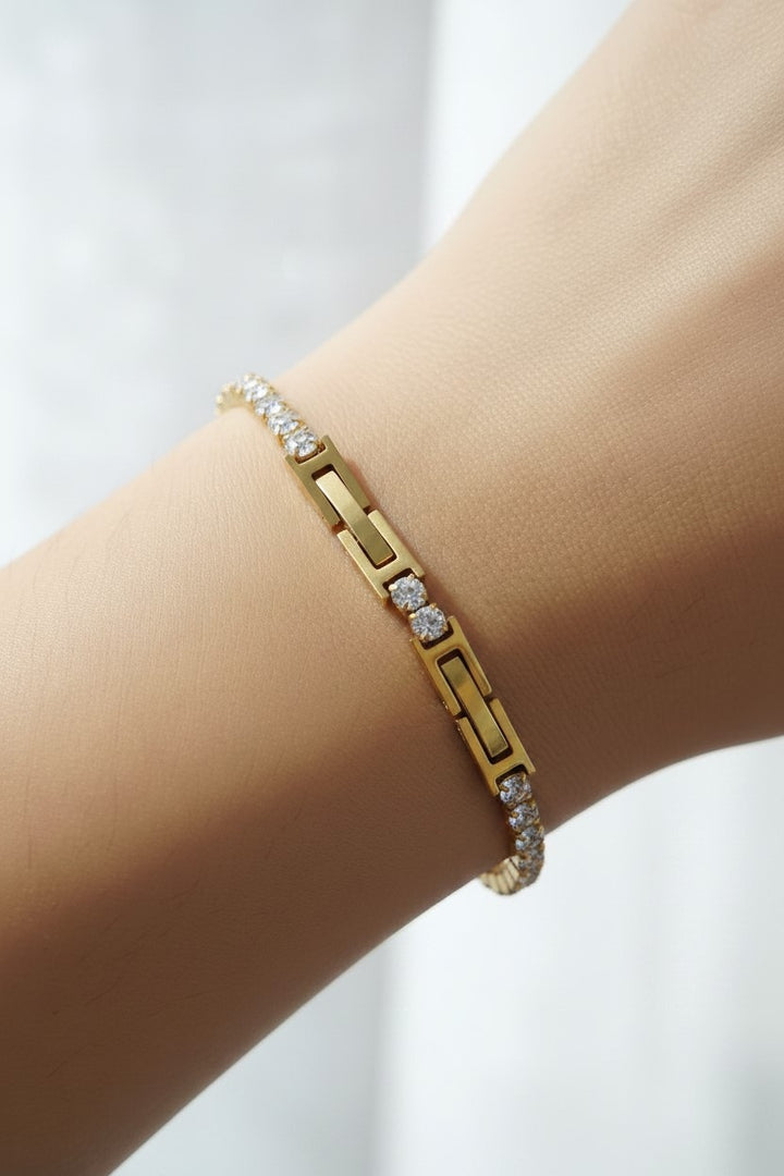 Pulseira tênis dourada com pedras transparentes em aço inoxidável. Pode ser combinado com o colar