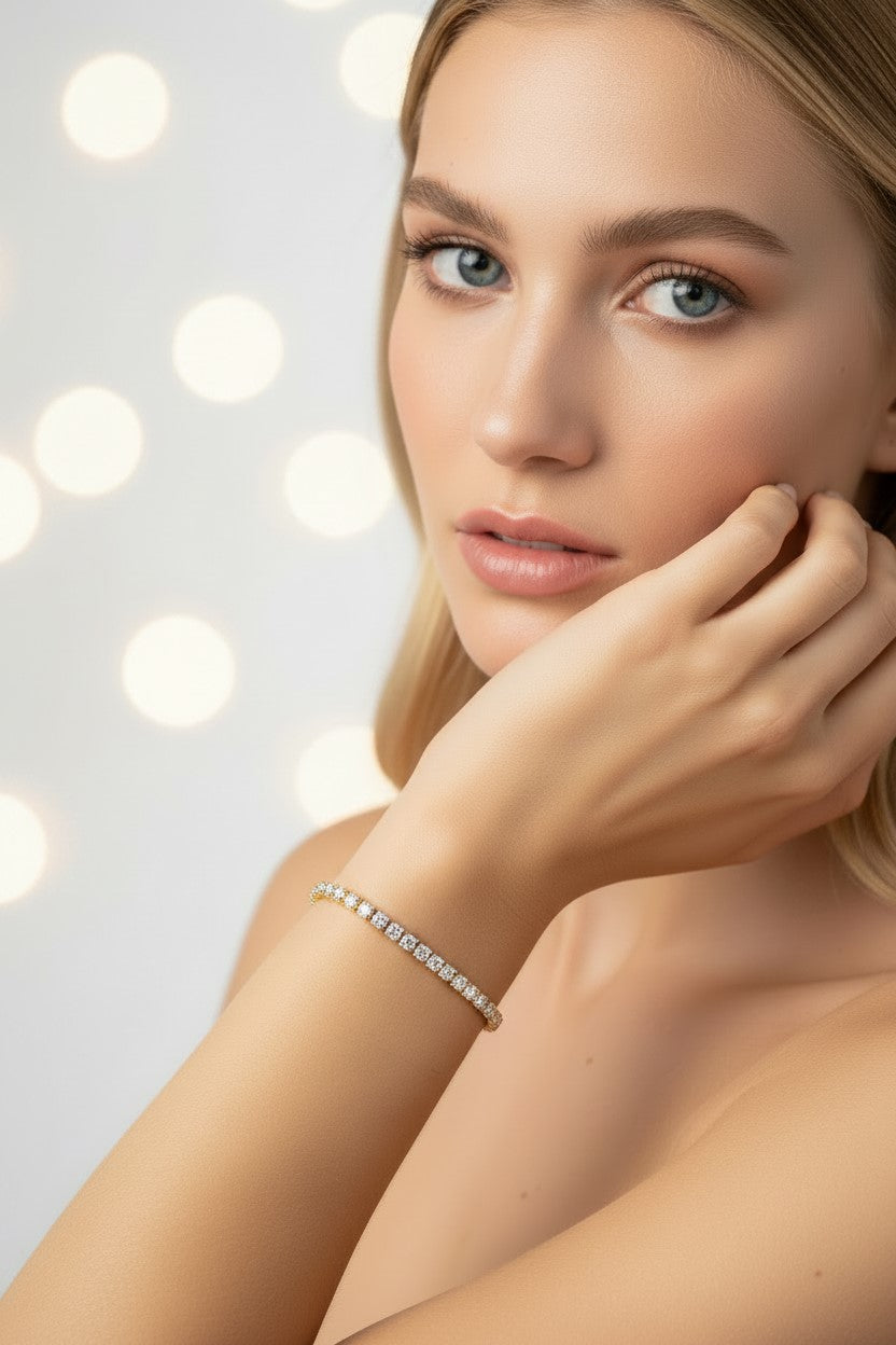 Pulseira tênis dourada com pedras transparentes em aço inoxidável. Pode ser combinado com o colar