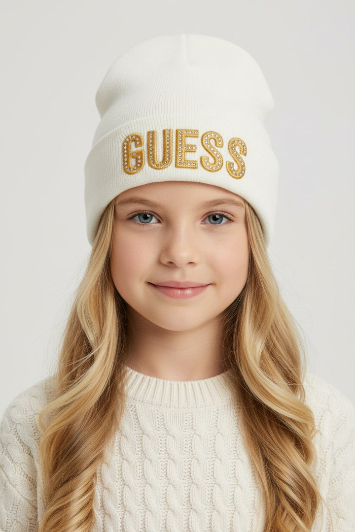 Gorro GUESS crema con logo dorado y pedrería desde la talla 2 años hasta la 16 años