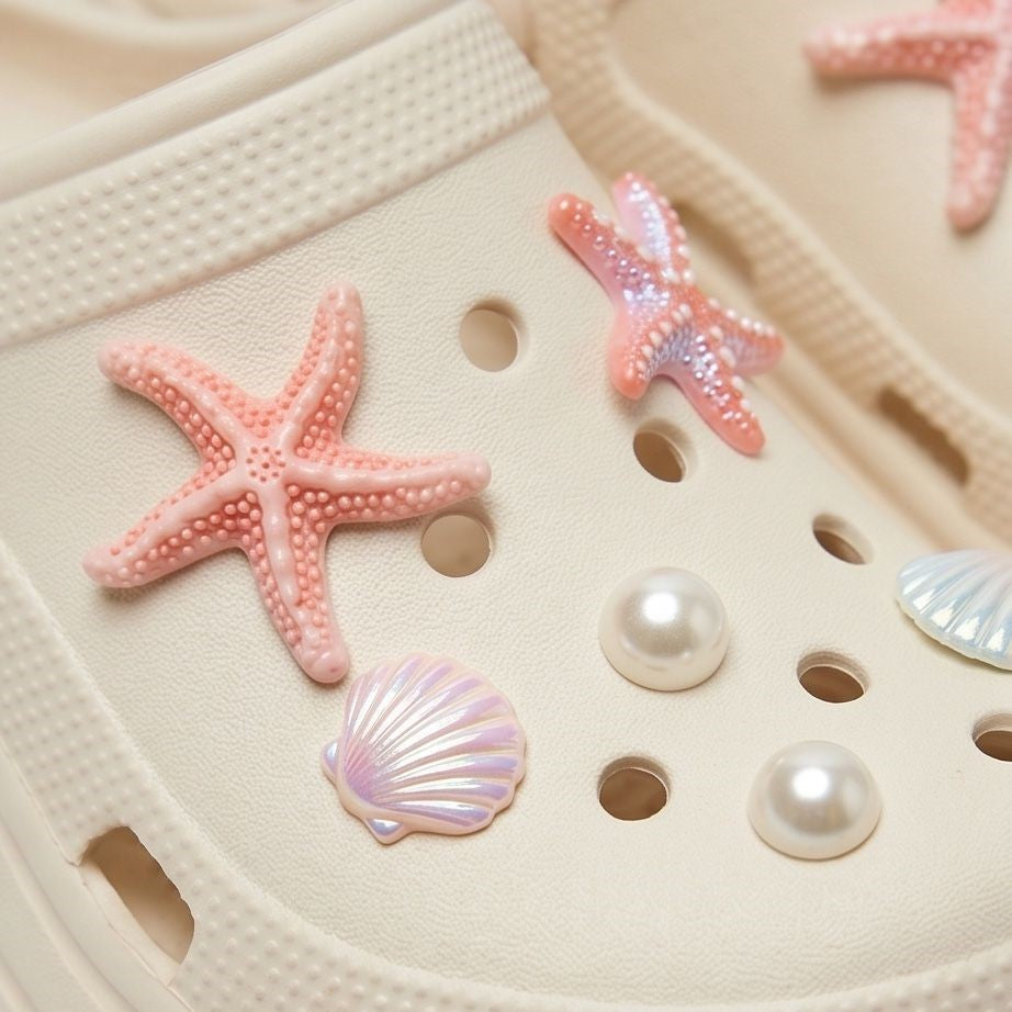 Zapatilla de goma de Sofia Kids con charms aplicados beige tallas 31-36