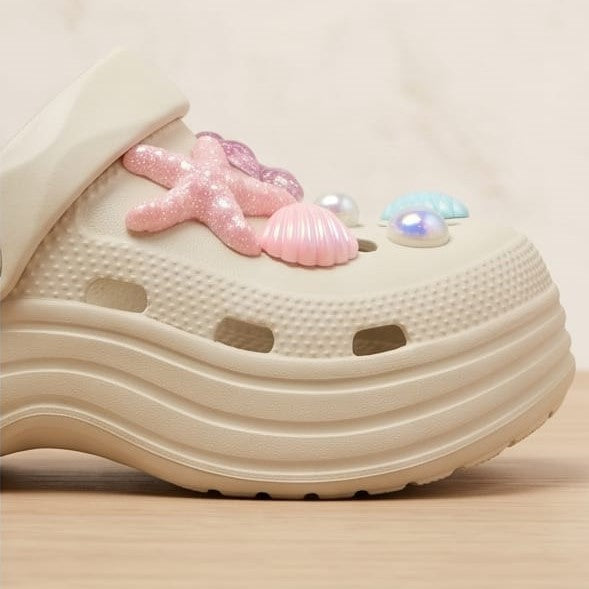 Zapatilla de goma de Sofia Kids con charms aplicados beige tallas 31-36