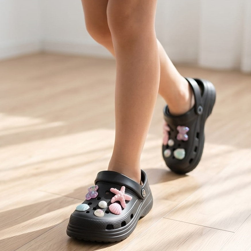 Zapatilla de goma de Sofia Kids con charms aplicados, negro tallas 31-36
