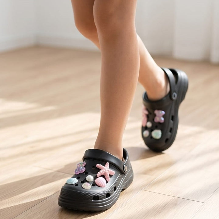 Zapatilla de goma de Sofia Kids con charms aplicados, negro tallas 31-36