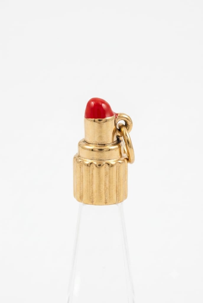Colgante lápiz labial rojo en acero dorado