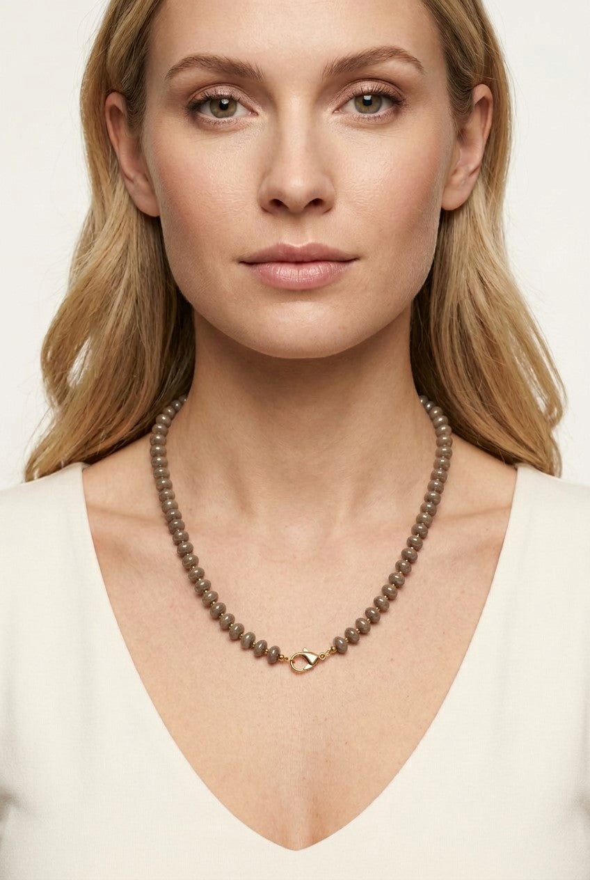Collana Penelope taupe e oro ideale anche per inserire un ciondolo all'interno del gancio - Nichel free -