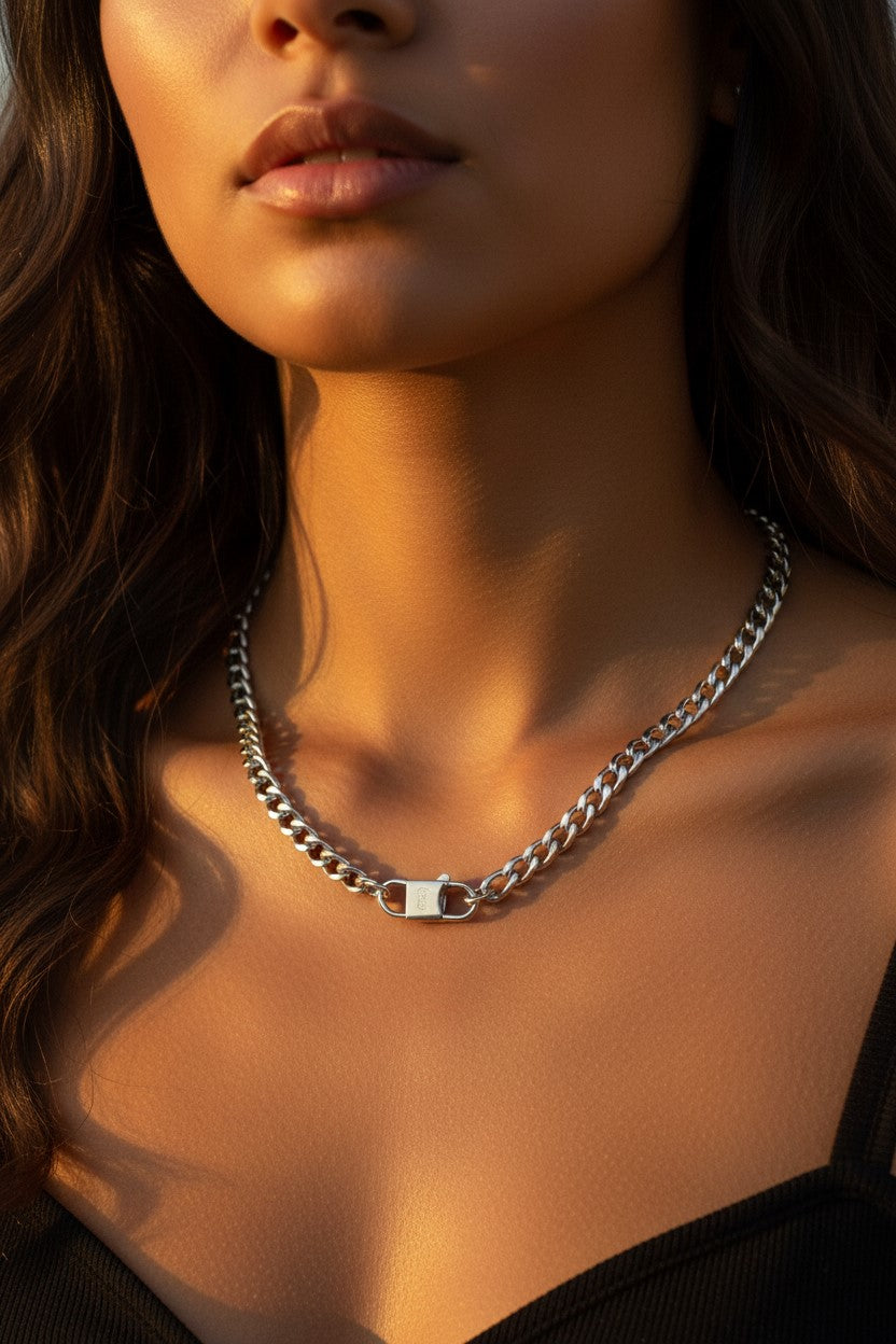 Collar Penélope plateado en acero inoxidable resistente al agua, ideal también para charms