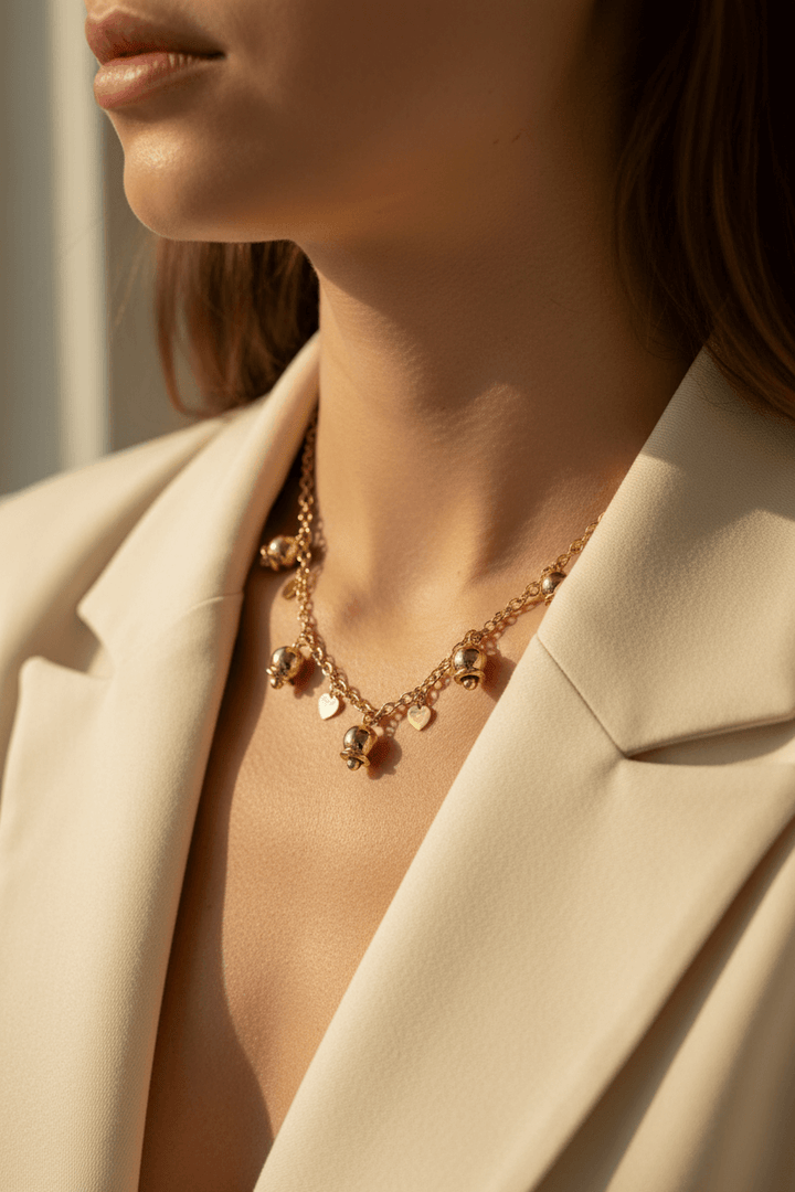 Collana charm dorata indossata