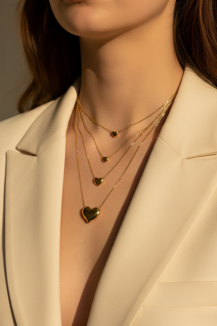 Collana layered cuori dorati indossata
