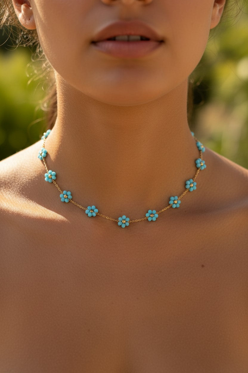 Collar Flower dorado con pequeñas flores azules en acero - no pierde color - sin níquel
