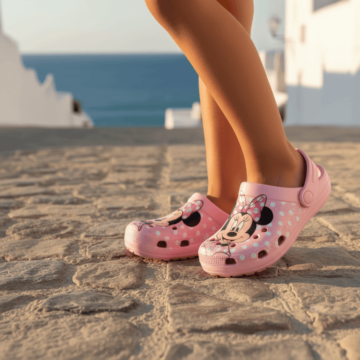 Sandali Minnie rosa pastello su strada con mare
