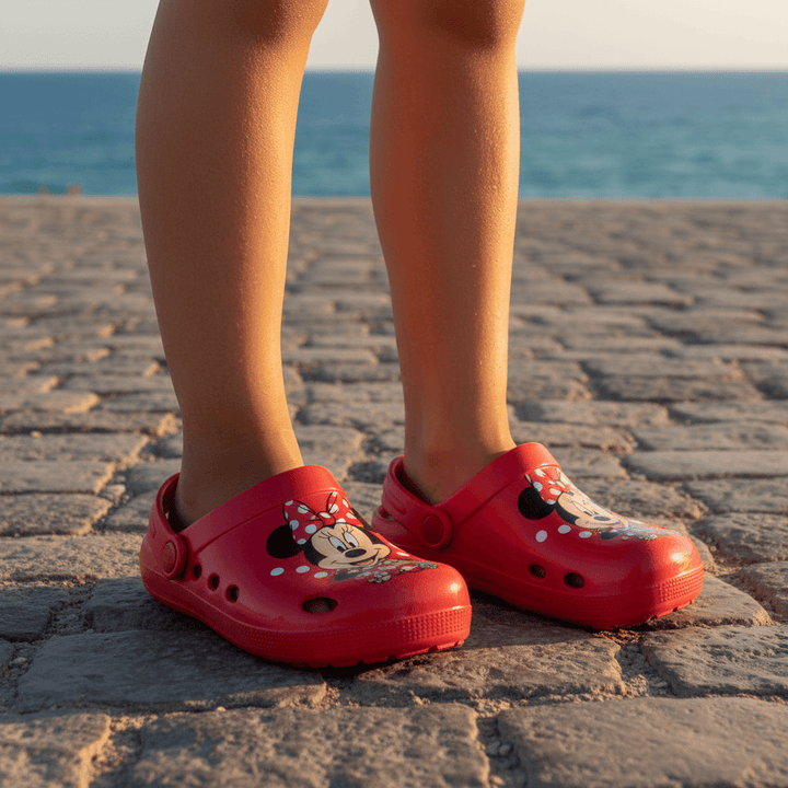 Sandali Minnie rosso su strada con mare