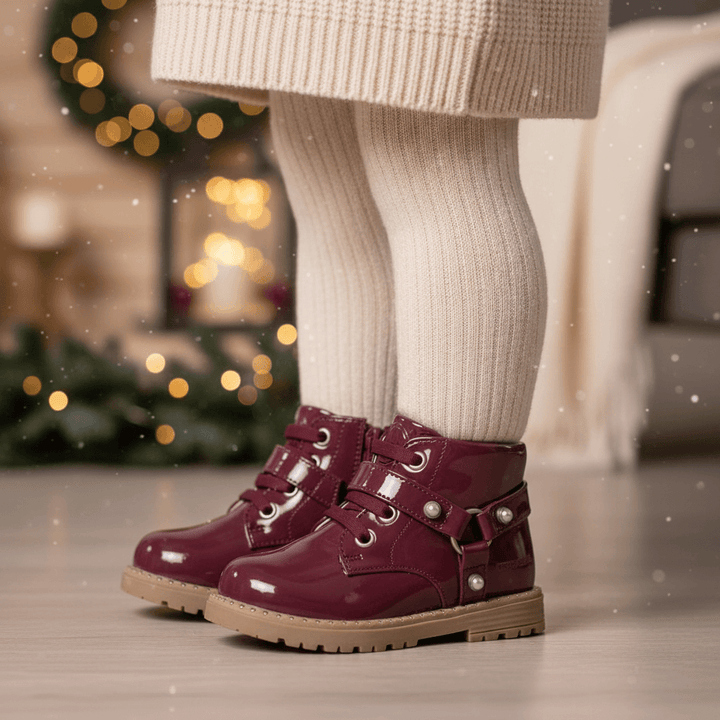 Scarpe MAYORAL bordeaux indossate da bambina in contesto invernale