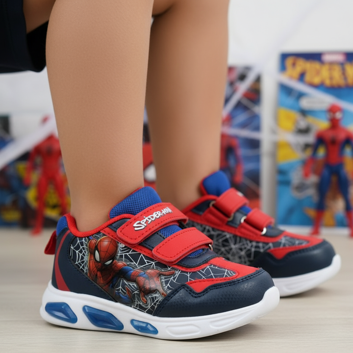 Scarpe Spider-Man indossate da bambino con sfondo Spider-Man