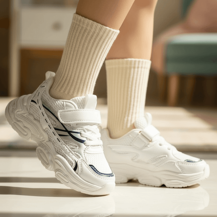 Scarpe sportive bianche Sofia con velcro indossate