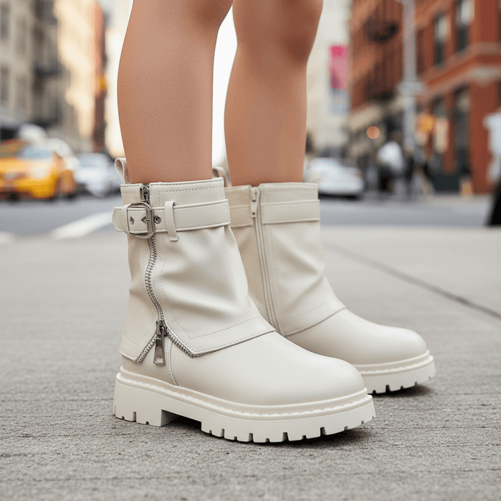 Stivaletti panna bambina con sfondo urbano